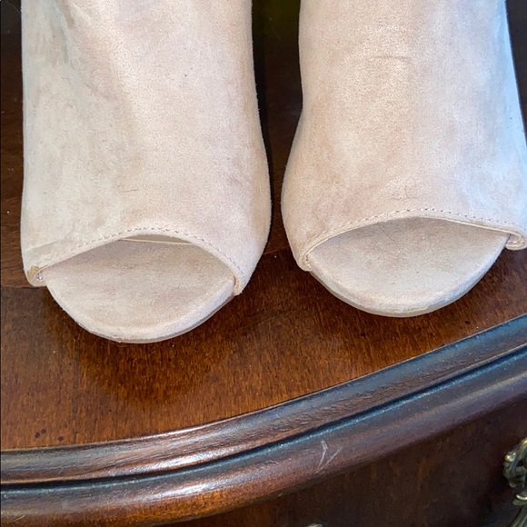 ❤️GIFTED❤️Shoe Dazzle suede peep-toe booties - Picture 4 of 11